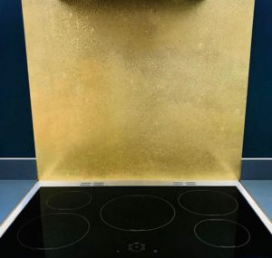 aged brass splashback above hob